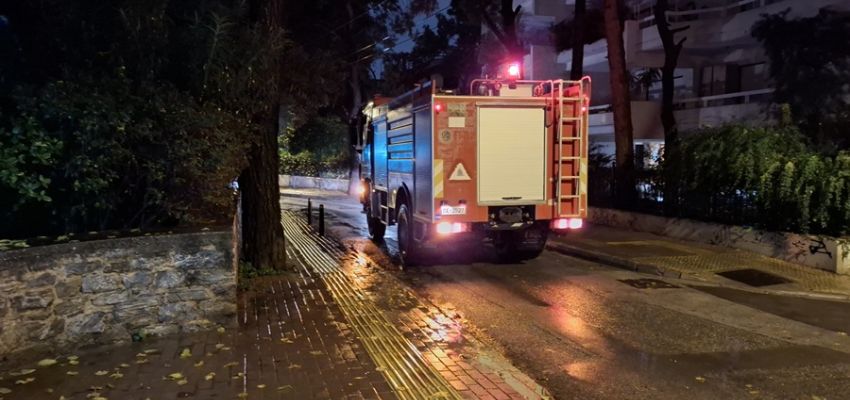 Έπεσε δέντρο στην οδό Σχολείου λόγω της βροχόπτωσης